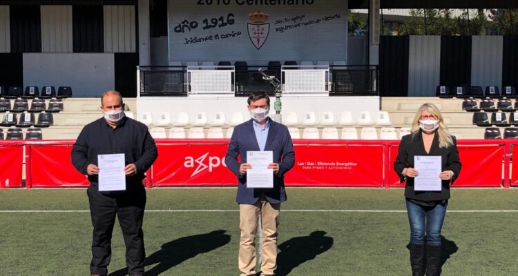 De izda dcha, Javier Muñoz, pte del CD Carabanchel; Álvaro garcía, concejal del distrito, y Eugenia García, presidenta de AFADE