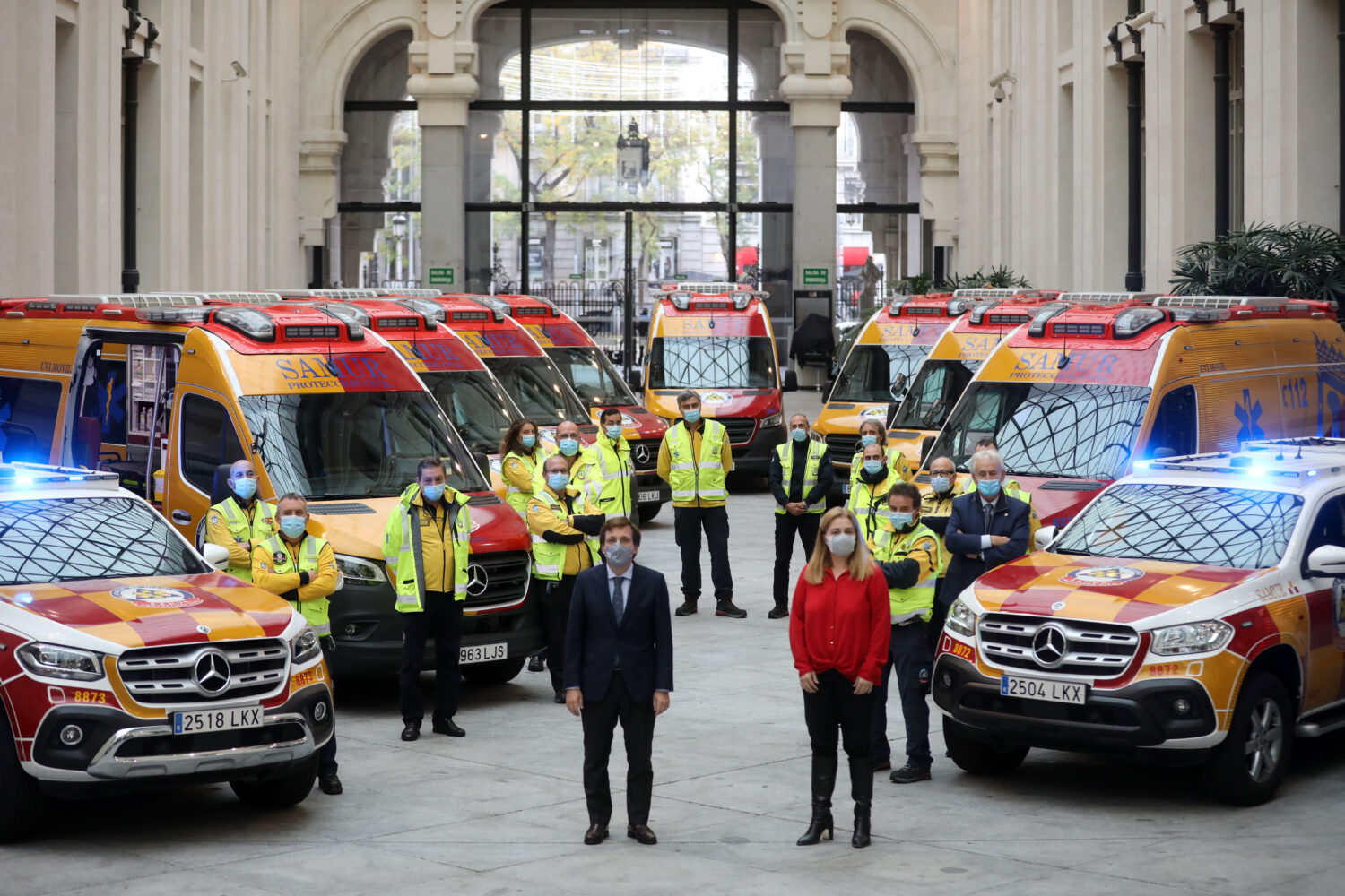 Almeida Presenta Las Nuevas Ambulancias Del Samur Protección Civil 90 Vehículos En Total 1930