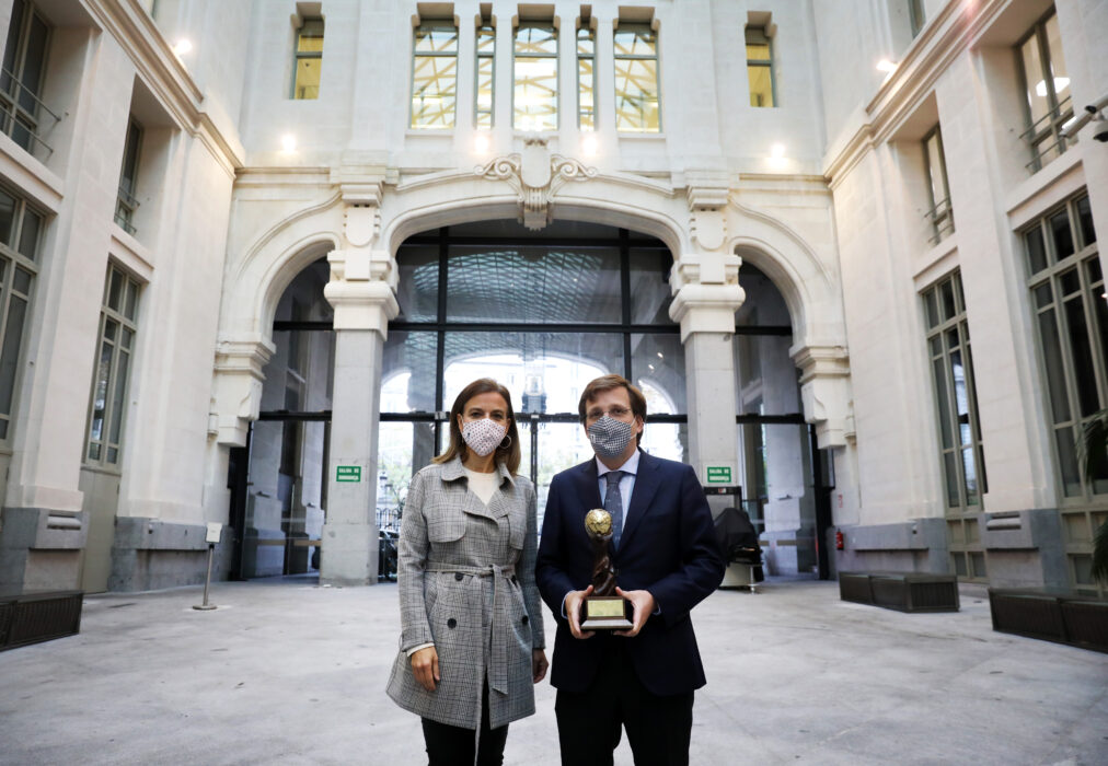 El alcalde de Madrid, José Luis Martínez-Almeida, y la concejal delegada de Turismo, Almudena Maíllo, con el galardón