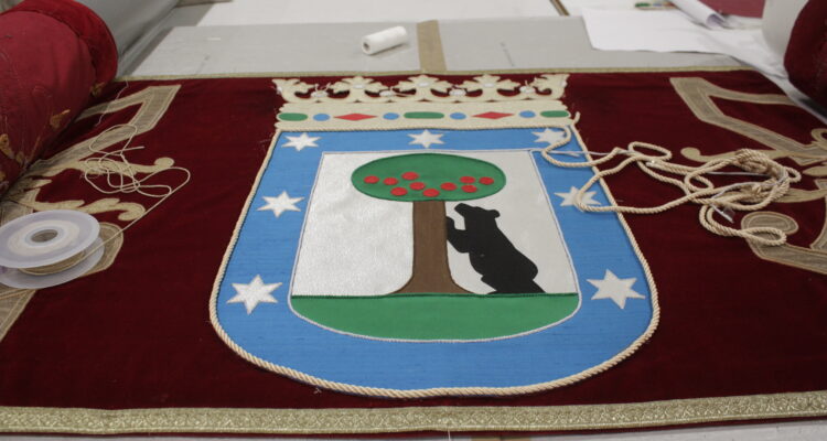 Detalle del escudo municipal del repostero