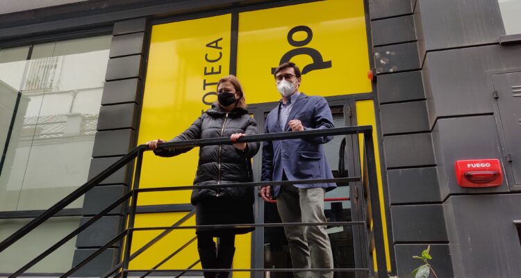 Paloma García Romero y Álvaro González en la Biblioteca Pública Municipal La Chata