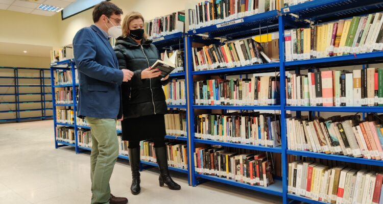 Paloma García Romero y Álvaro González en la Biblioteca Pública Municipal La Chata