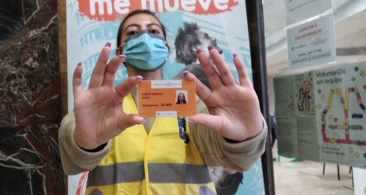 Gisele con el carné nº 16000 de Voluntarios por Madrid