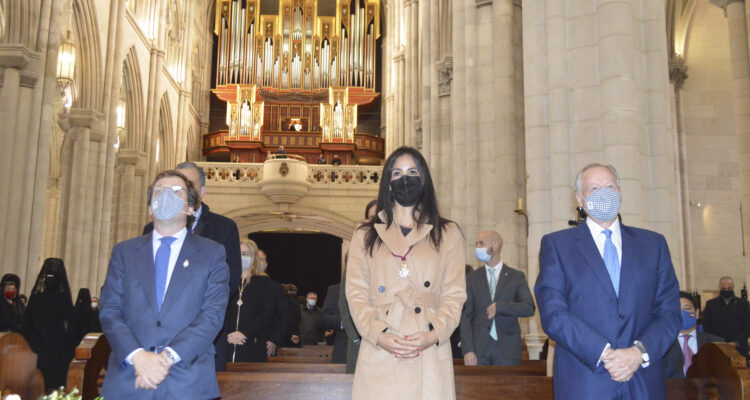 El alcalde de Madrid y la vicealcaldesa en la misa mayor en honor a Nuestra Señora de la Almudena
