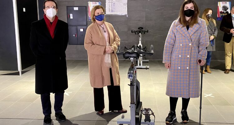 García Romero (centro), junto a Miranda (derecha) y Casariego (izquierda), en la visita de este martes al CDM San Blas