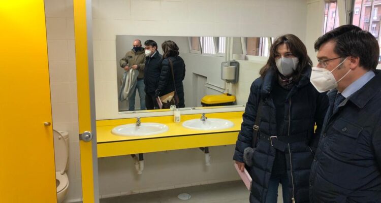 El concejal de Carabanchel, Álvaro González, durante la visita