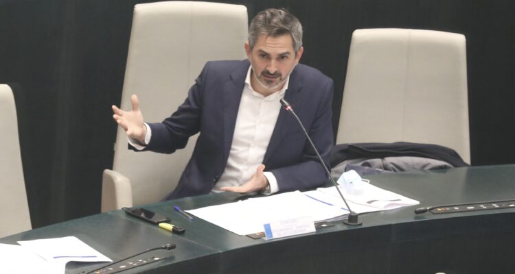 Intervención del el delegado del Área de Familias, Igualdad y Bienestar Social, Pepe Aniorte, durante la sesión plenaria celebrada este miércoles en Cibeles