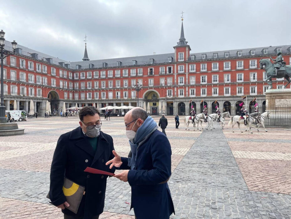 José Fernández en su visita con el presidente de la Asociación de Vecinos de la Plaza Mayor, Ricardo Bustos