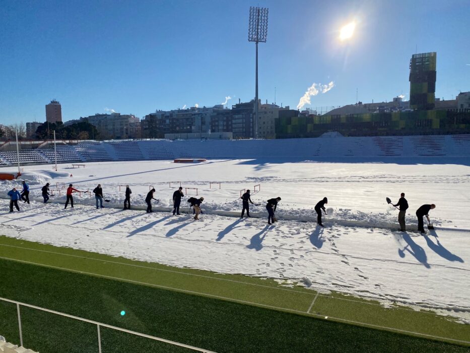 Voluntarios retirando la nieve. Imagen de archivo