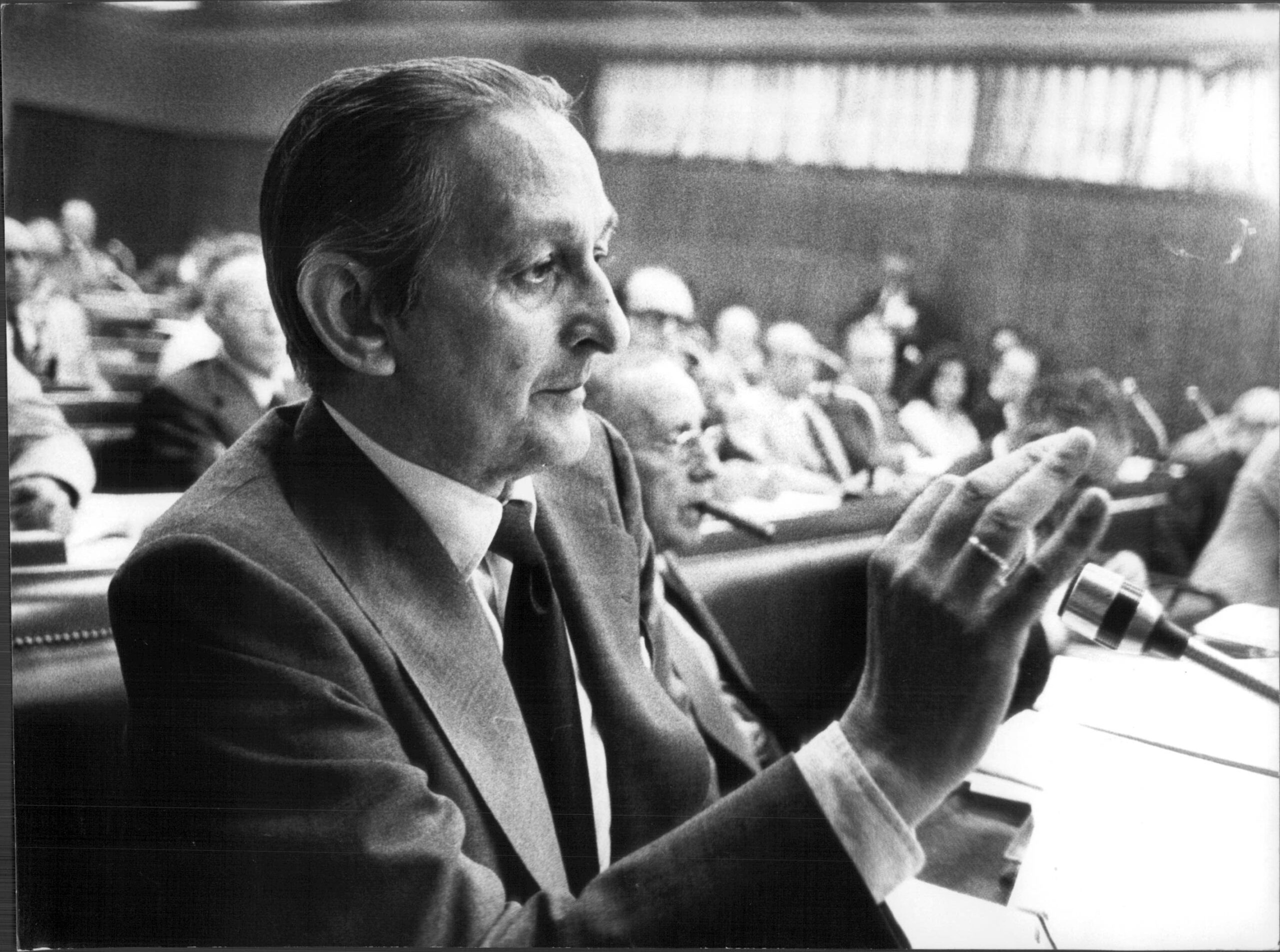 Debate del proyecto de Constitución. En la foto, como portavoz del Grupo Mixto, interviene Torcuato Fernández-Miranda. Archivo ABC