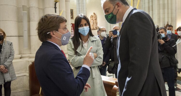 Almeida, VIllacís y Ortega Smith en la celebración del Domingo de Ramos