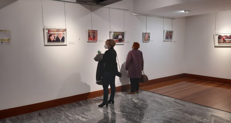Mujeres recorriendo la exposición Mujeres de Retiro frente a la Covid-19, otra mirada contra la crisis