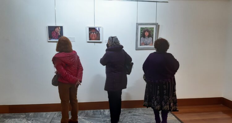 Mujeres en la exposición Mujeres de Retiro frente a la Covid-19, otra mirada contra la crisis