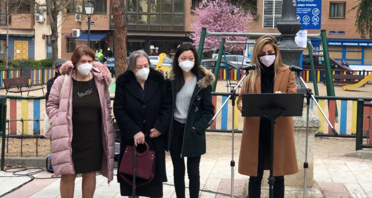 Familiares en acto placa Sánchez Ferlosio