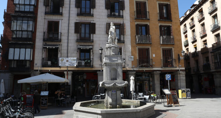 Fuente de Orfeo, en la plaza de la Provincia, parada obligada para conocer el papel de las trabajadoras madrileñas