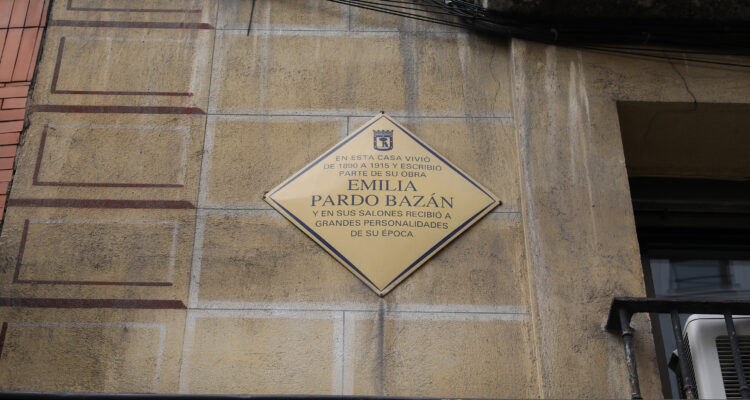 Placa en memoria de Emilia Pardo Bazán