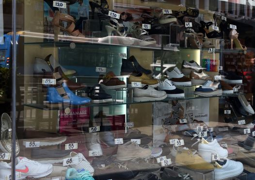 Imagen de archivo. Zapatería en la ciudad de Madrid