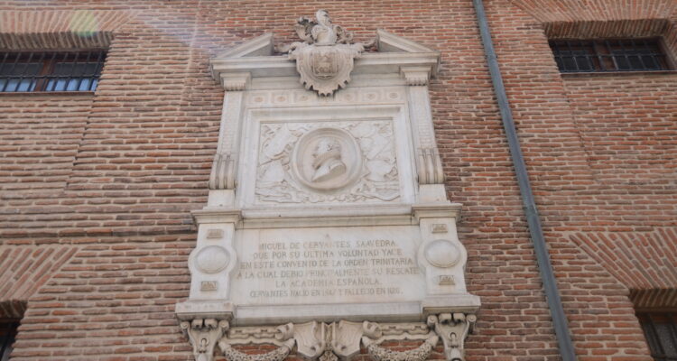 Placa Cervantes en el Convento de las Trinitarias