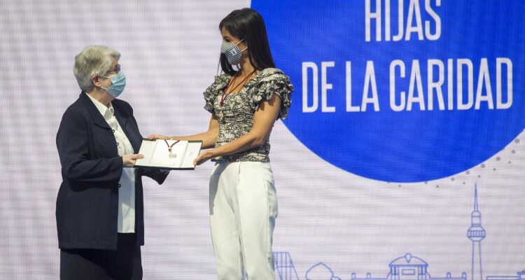 Villacís entrega la Medalla de Plata de la ciudad de Madrid a las Hijas de la Caridad
