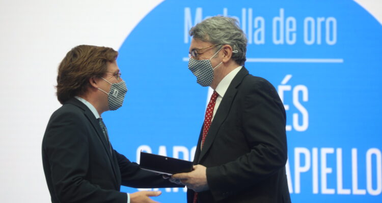 Almeida entrega la Medalla de Oro de la ciudad de Madrid a Andrés García Trapiello