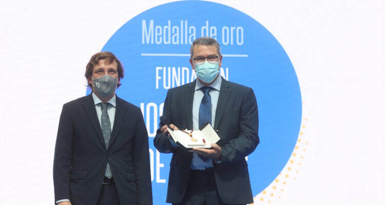 Almeida entrega la Medalla de Oro para la Fundación José María de Llanos