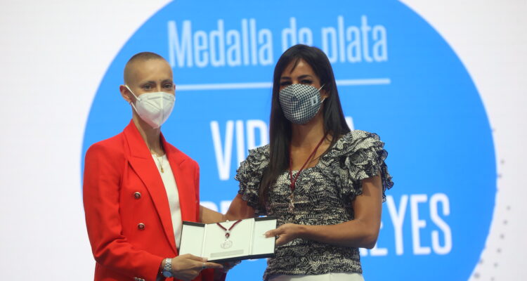 Villacís entrega la Medalla de Plata a Virginia Torrecilla