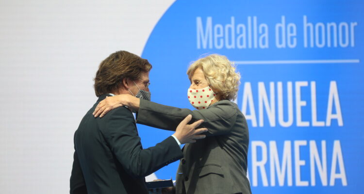 Almeida entrega la Medalla de Honor de la ciudad de Madrid a Manuela Carmena