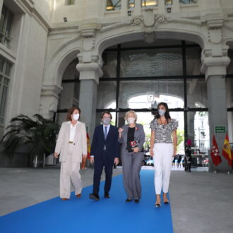 El Ayuntamiento concede la Medalla de Honor de Madrid a Ana Botella y Manuela Carmena