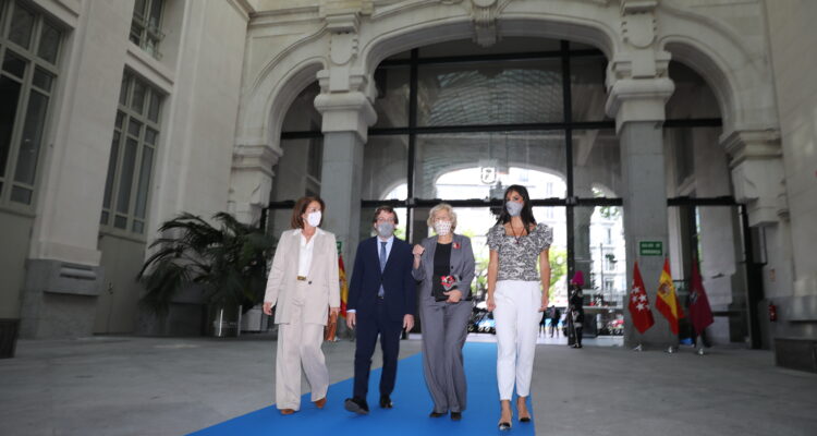 El Ayuntamiento concede la Medalla de Honor de Madrid a Ana Botella y Manuela Carmena