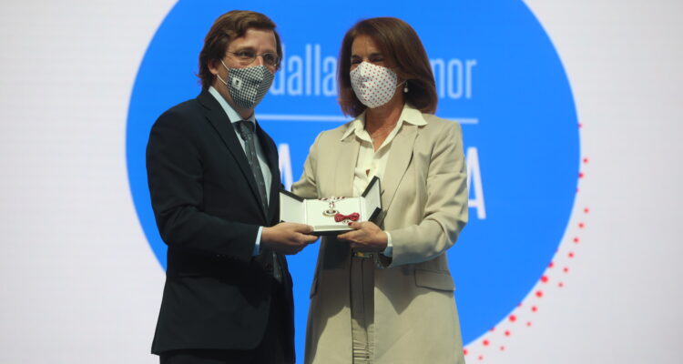 Almeida entrega la Medalla de Honor de la ciudad de Madrid a Ana Botella
