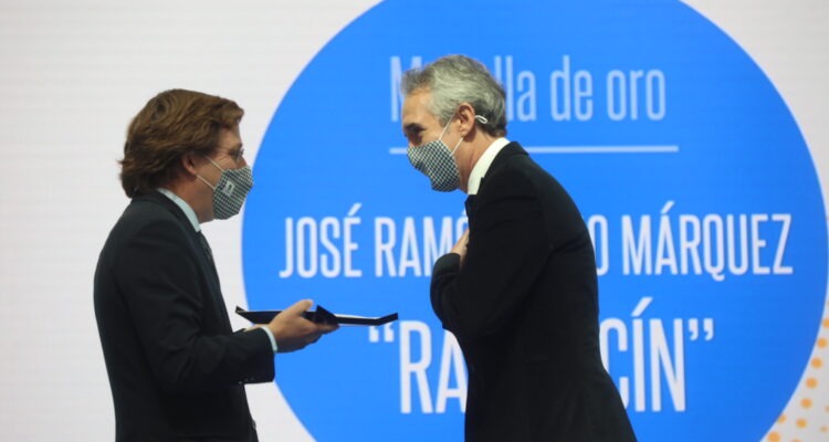 Almeida entrega la Medalla de Oro de la ciudad de Madrid a Ramoncín