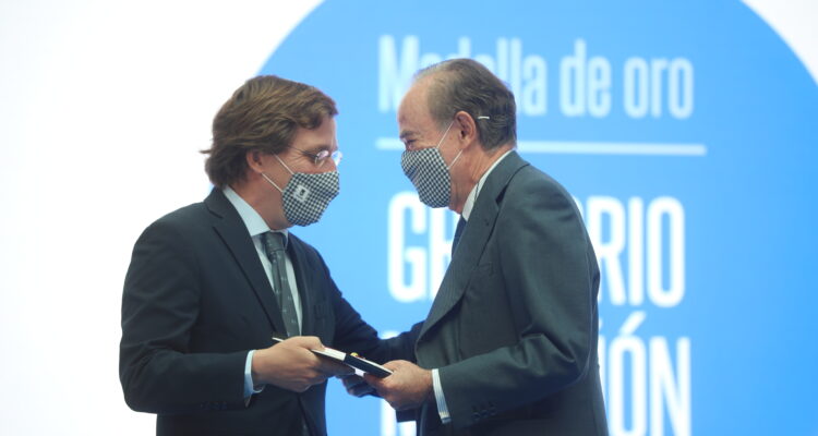Almeida entrega la Medalla de Oro de la ciudad a Gregorio Marañón