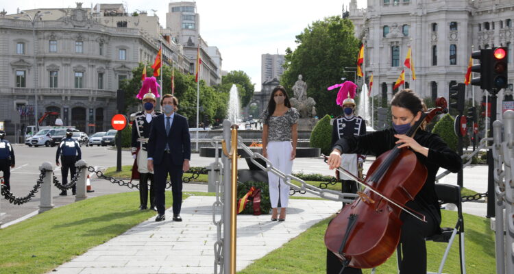 Acto en recuerdo a las víctimas de la COVID en el monumento a su memoria