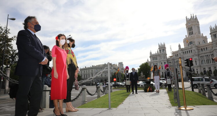 Acto en recuerdo a las víctimas de la COVID en el monumento a su memoria