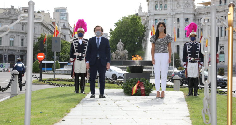 Acto en recuerdo a las víctimas de la COVID en el monumento a su memoria