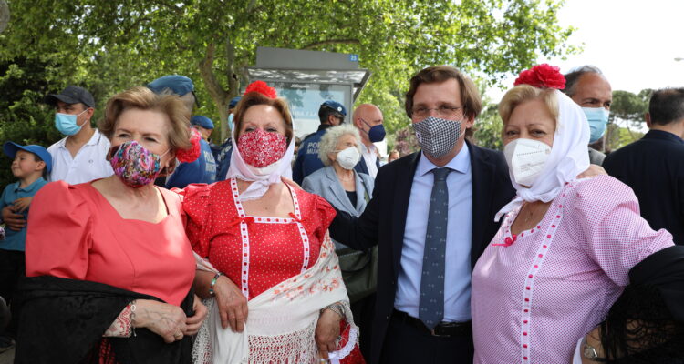 Tradicional bendición del agua en la ermita del Santo