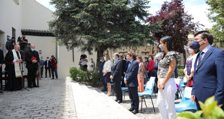Tradicional bendición del agua en la ermita del Santo