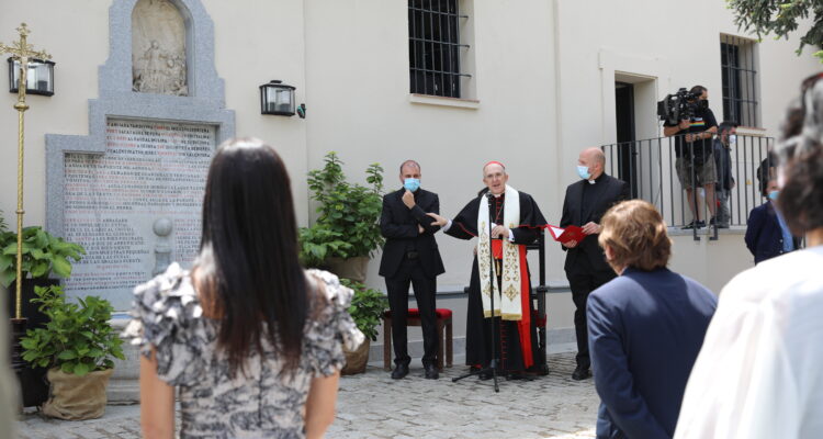 Tradicional bendición del agua en la ermita del Santo