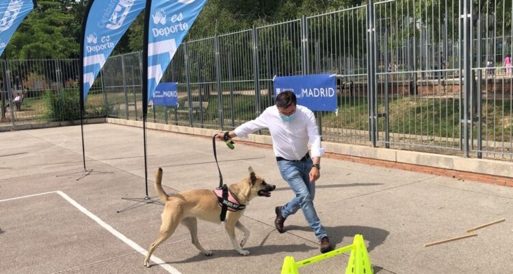 El concejal de Carabanchel, Álvaro González, durante el evento