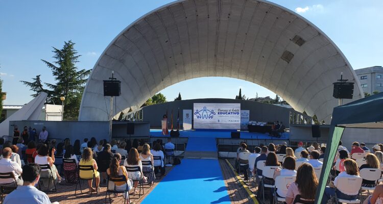 homenaje que la Junta Municipal ha realizado a la comunidad educativa del distrito