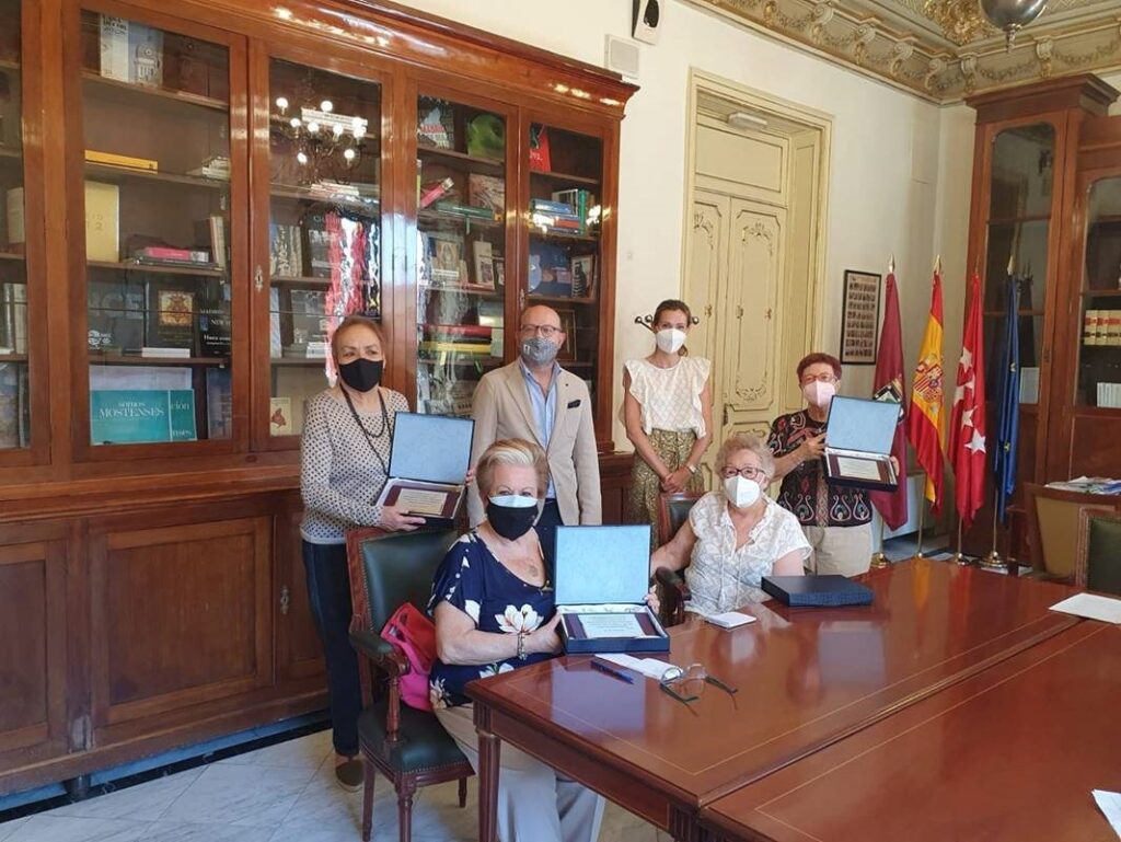 El concejal del distrito, José Fernández, reunido con mayores de Centro