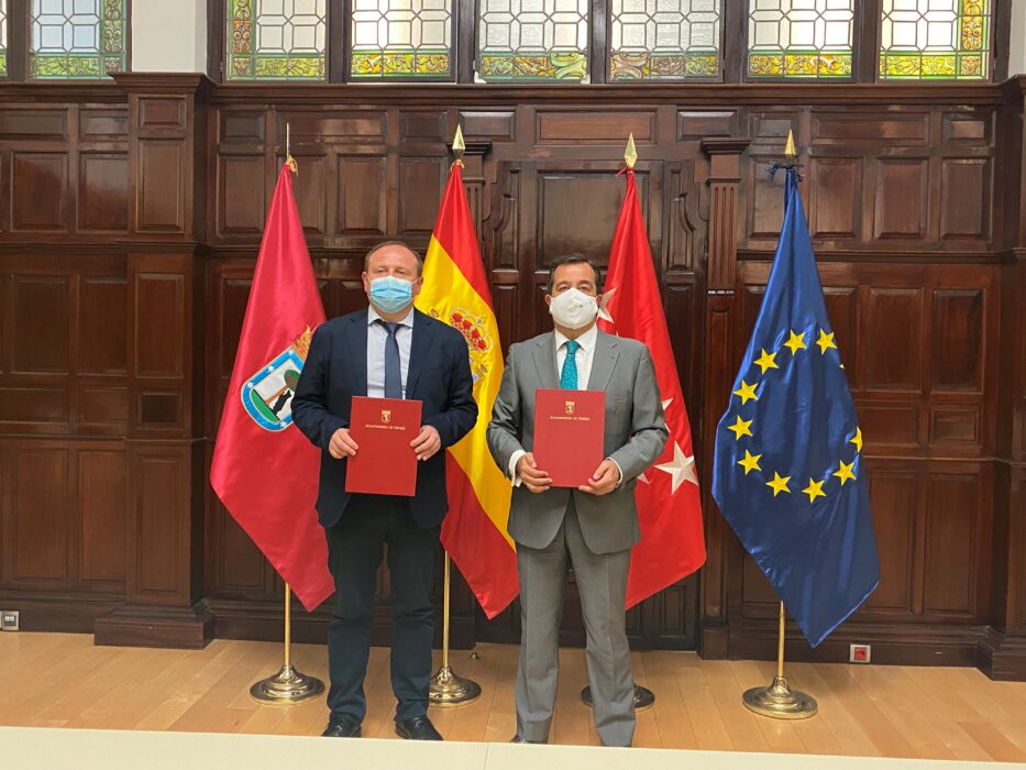 Miguel Ángel Redondo y el presidente de la Asociación de Empresas del Comercio e Industrial del Metal de Madrid (AECIM), Luis Collado, durante la firma del convenio