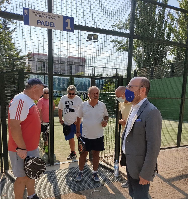 Concejal con los usuarios de las pistas de pádel de la IDB Breogán