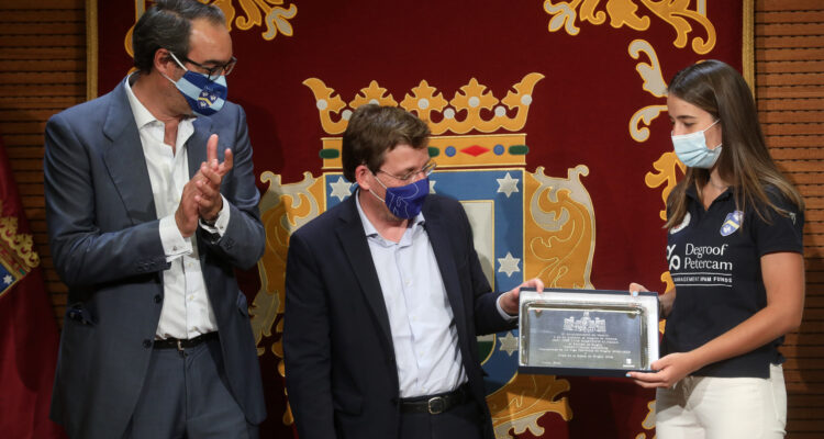 José Luis Martínez-Almeida recibe al equipo de rugby Complutense Cisneros