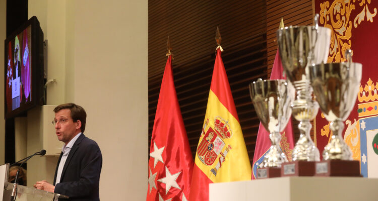 José Luis Martínez-Almeida recibe al equipo de rugby Complutense Cisneros