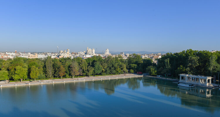 Vistas del parque estanque y del Parque del Buen Retiro desde la estatua de Alfonso XIII