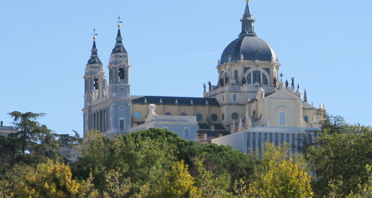 Catedral de La Almudena, vista desde la Casa de Campo