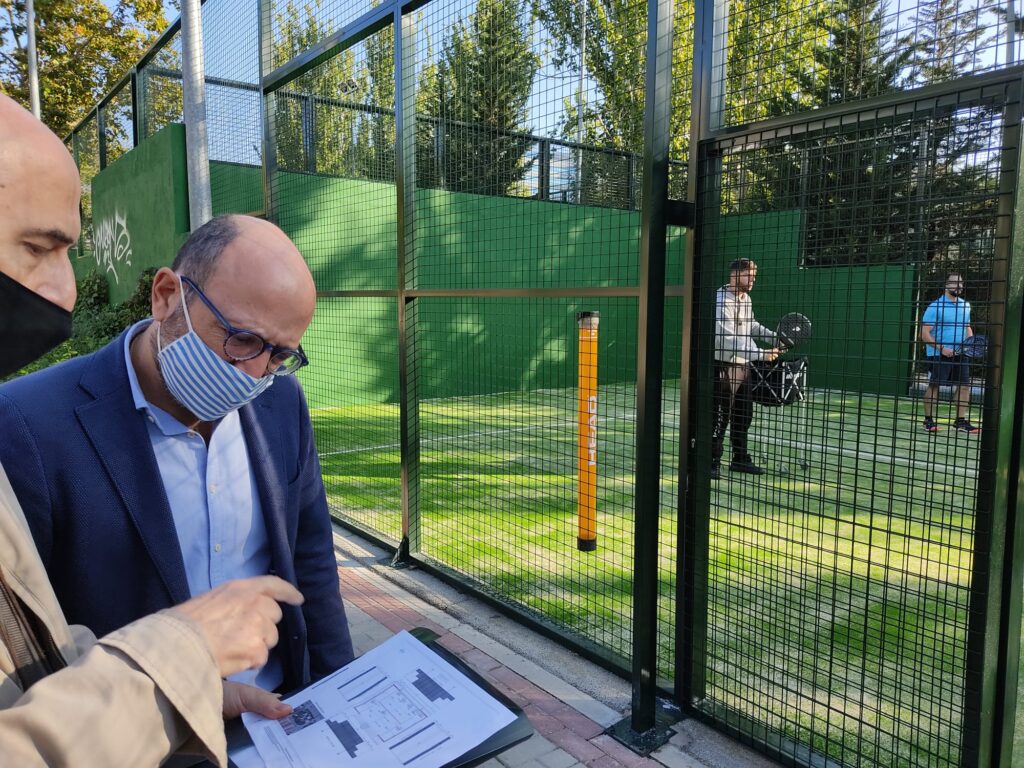 José Fernández, concejal de Salamanca, durante la visita a las obras ya finalizadas en la IDB Parque Breogán