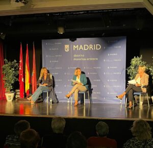 Loreto Sordo, concejala de Moncloa-Aravaca, la periodista Marta Robles y la nieta de Pilar de Valderrama, Alicia Viladomat, durante el encuentro ‘Ayer y hoy, el papel de las mujeres en el mundo de las letras’