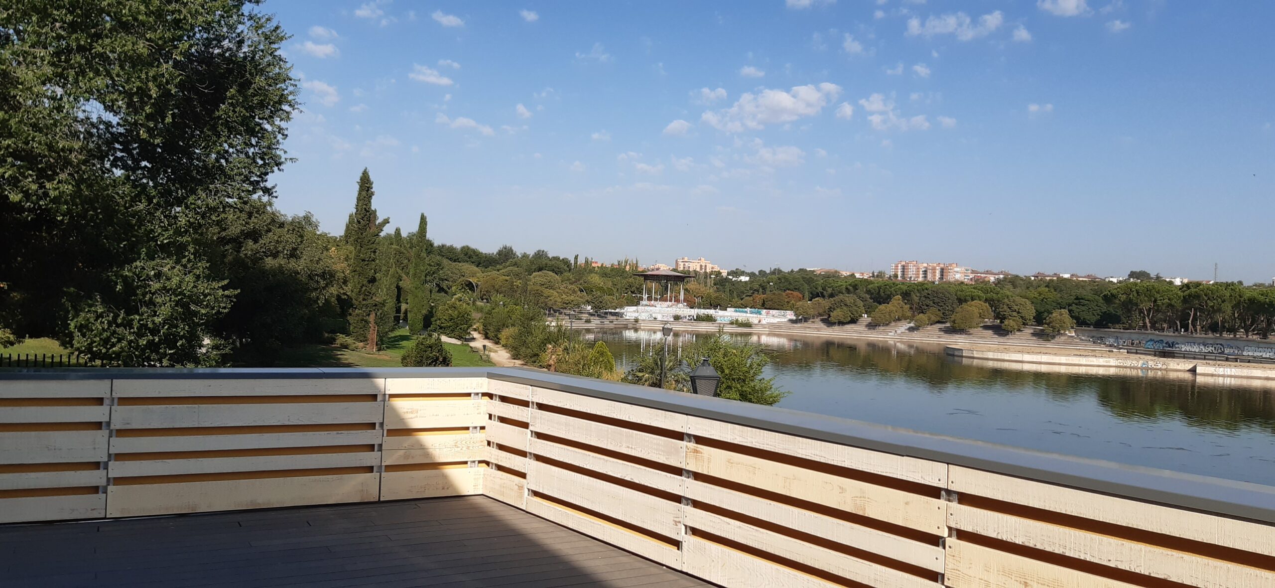 Vistas del lago y parque de Pradolongo desde las nuevas instalaciones 